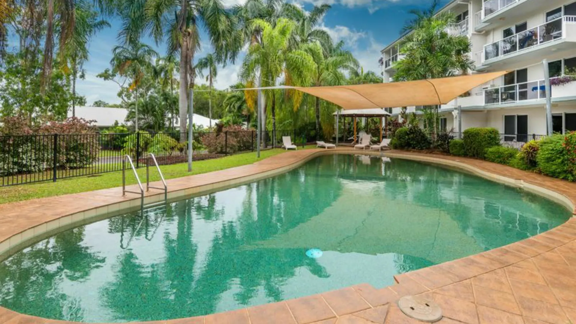 Apartment Palm Cove Penthouse Accommodation